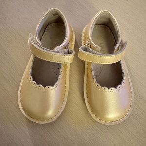 L’amour Caitlin Scalloped Mary Jane (size 6)